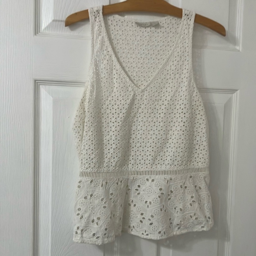 Elegant White Eyelet Sleeveless Hinge Top